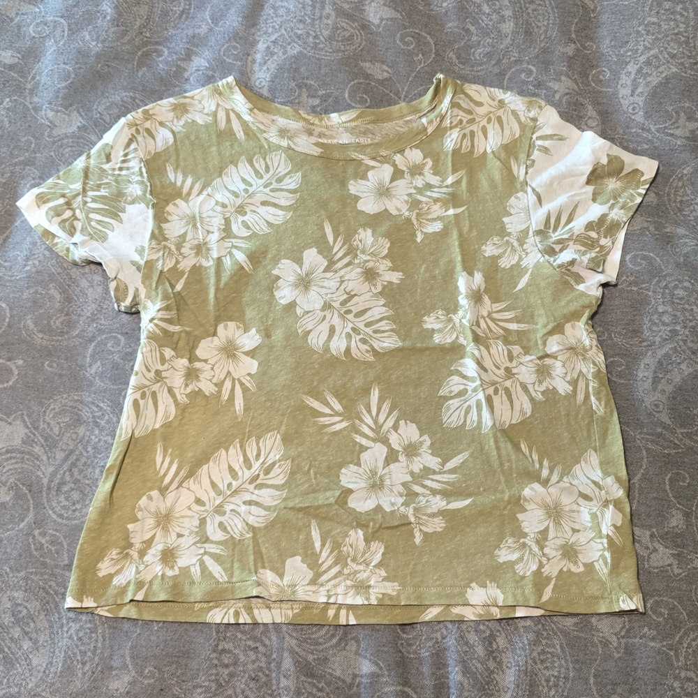 American Eagle Floral Tee in Green and White (Size S)